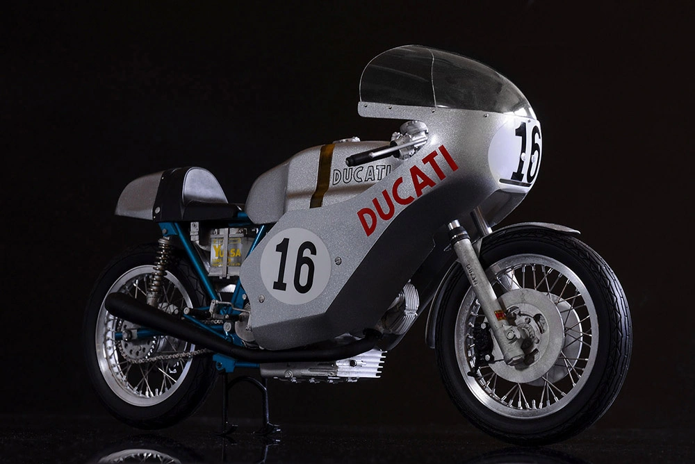 Ducati 750 Imola Racer 1972 1/9 - Model Factory Hiro 3 Ducati 750 Imola Racer 1972 1/9 - Model Factory Hiro